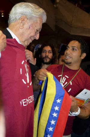 Vargas Llosa con los estudiantes venezolanos. / humberto trejo (efe) 