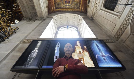 Bill Viola, ante 'Mártires (tierra, aire, fuego, agua)', su obra instalada en el altar de la catedral de San Pablo de Londres. / ANDY RAIN 